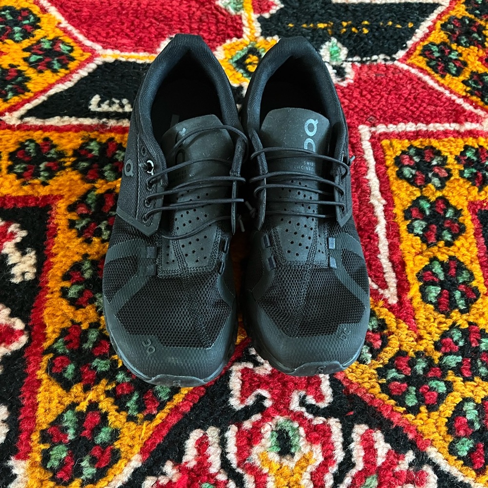EUC On Running All Black Running Shoes